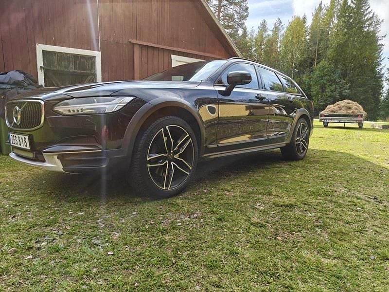 Svart Begagnad 2018 Volvo V90 CC Kinetic Kombi | 211 000 kr (Marknadspris) - Bild 1/4