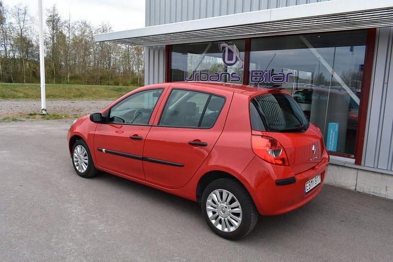 Begagnad Renault Clio II 75 HK (55 kW) 2006 Mörkröd Halvkombi