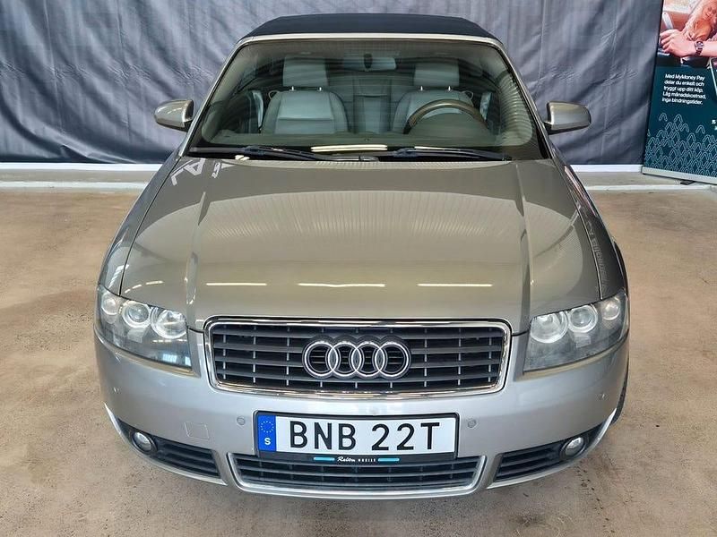 Begagnad Audi A4 220 HK (161 kW) 2003 Grå Cab