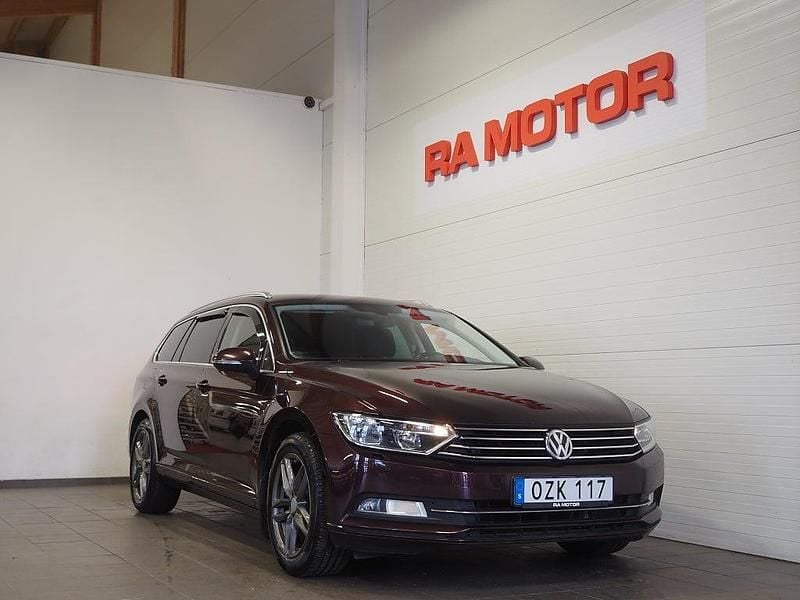 Mörkröd (röd metallic) Begagnad 2018 VW Passat Kombi | 164 900 kr (Bra pris) - Bild 1/3