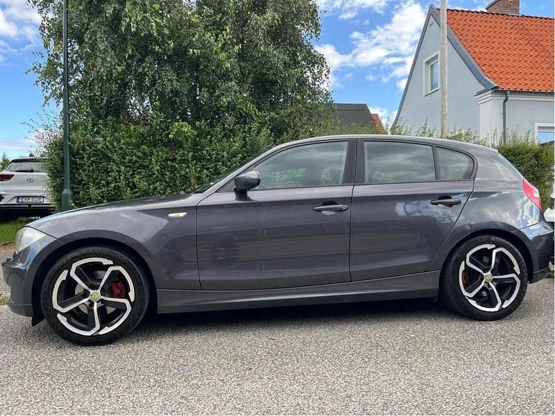 Grå Begagnad 2008 BMW 118 Advantage Halvkombi | 37 000 kr (Bra pris) - Bild 1/4