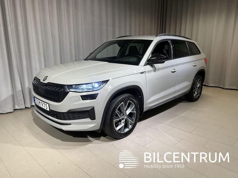 Grå Begagnad 2023 Skoda Kodiaq SportLine SUV | 369 900 kr (Lite dyr) - Bild 1/4