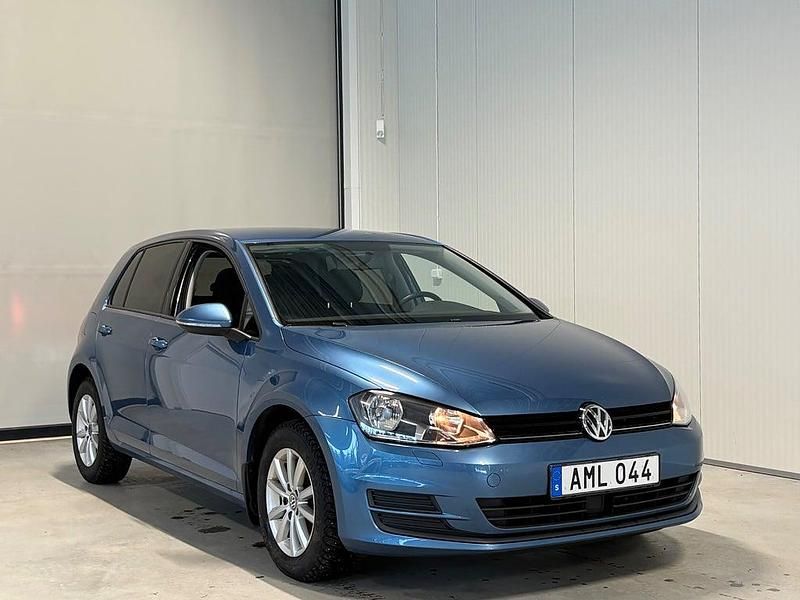 Blå Begagnad 2014 VW Golf VII S Halvkombi | 119 900 kr (Marknadspris) - Bild 1/4