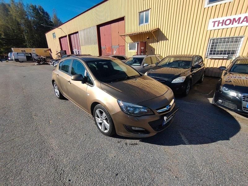 Brun Begagnad 2014 Opel Astra Active Halvkombi | 86 500 kr (Marknadspris) - Bild 1/4