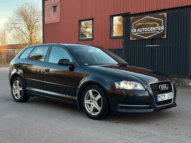 Svart Begagnad 2012 Audi A3 Sportback Attraction Halvkombi | 69 900 kr (Marknadspris) - Bild 1/4