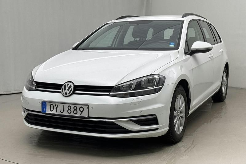 Vit Begagnad 2019 VW Golf VII | 158 000 kr (Marknadspris) - Bild 1/4