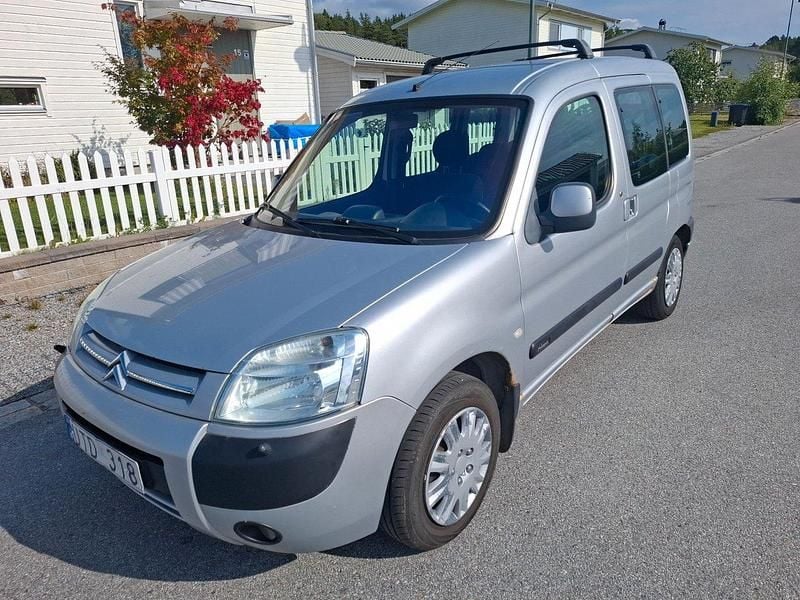 Silver (silvermet) Begagnad 2004 Citroën Berlingo Minibuss | 6 900 kr (Superpris) - Bild 1/4