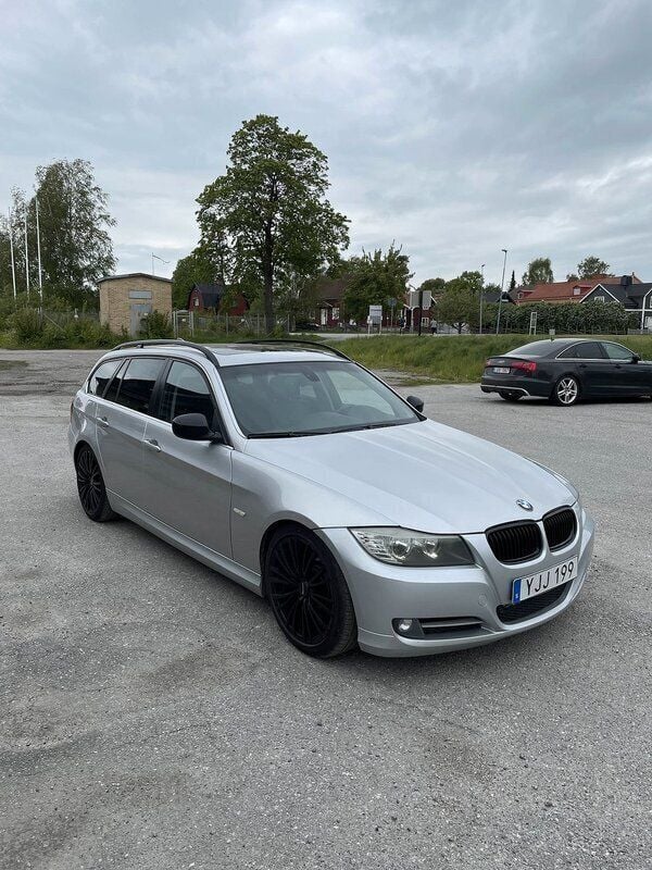 Silver Begagnad 2009 BMW 335 Comfort Edition Kombi | 129 900 kr (Bra pris) - Bild 1/4