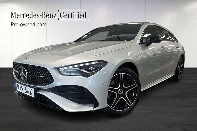 Silver (hightechsilver metallic ) Begagnad 2024 Mercedes CLA250e Shooting Brake AMG Kombi | 409 000 kr (Marknadspris) - Bild 1/4
