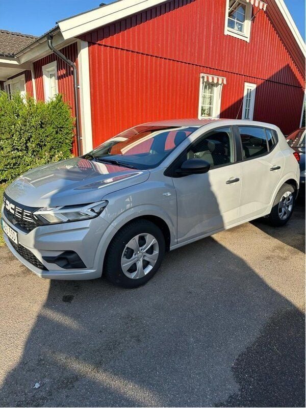 Grå Begagnad 2023 Dacia Sandero Halvkombi | 140 000 kr (Marknadspris) - Bild 1/3