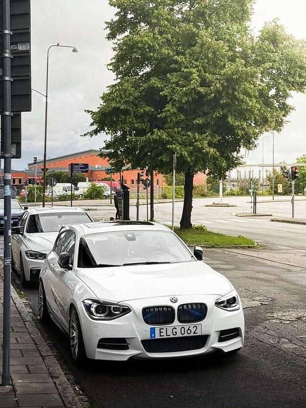 Vit Begagnad 2013 BMW M135 Advantage Halvkombi | 219 000 kr (Marknadspris) - Bild 1/4