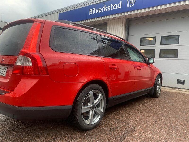 Begagnad Volvo V70 Standard 145 HK (106 kW) 2008 Röd Kombi
