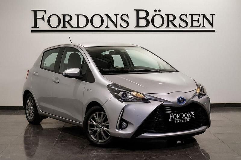 Begagnad 2017 Toyota Yaris Hybrid Halvkombi | 149 000 kr (Bra pris) - Bild 1/4