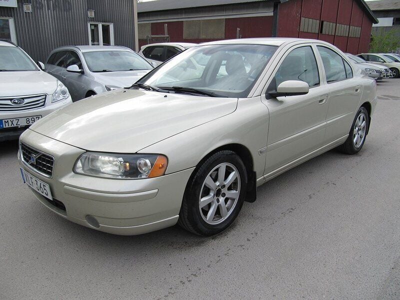 Ljusbrun Begagnad 2005 Volvo S60 Momentum Sedan | 44 500 kr (Marknadspris) - Bild 1/4