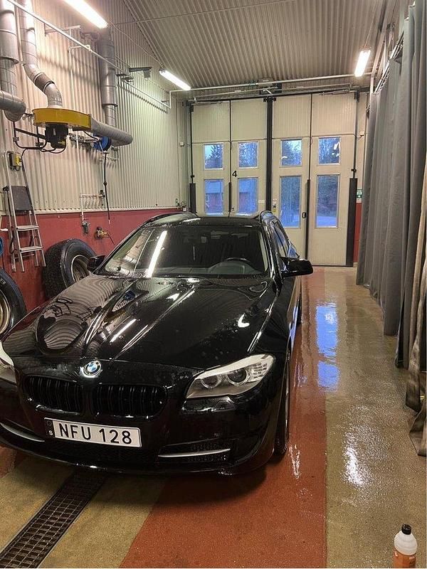 Svart Begagnad 2013 BMW 520 Kombi | 90 000 kr (Marknadspris) - Bild 1/4