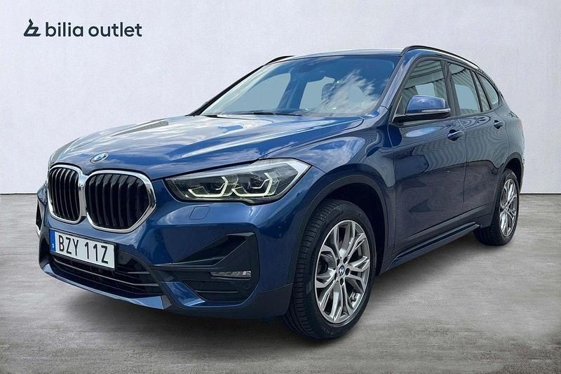 Blå Begagnad 2022 BMW X1 Sport Line SUV | 297 900 kr (Marknadspris) - Bild 1/4