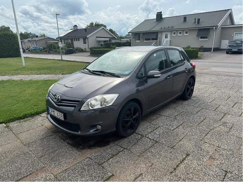 Grå Begagnad 2011 Toyota Auris Plus Halvkombi | 79 900 kr (Marknadspris) - Bild 1/4