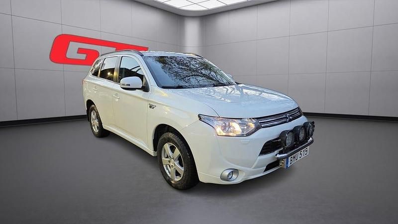 Vit Begagnad 2014 Mitsubishi Outlander SUV | 147 900 kr (Marknadspris) - Bild 1/4