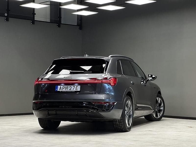 Begagnad Audi Q8 e-tron S-Line 300 kW (408 HK) 2023 Grå SUV