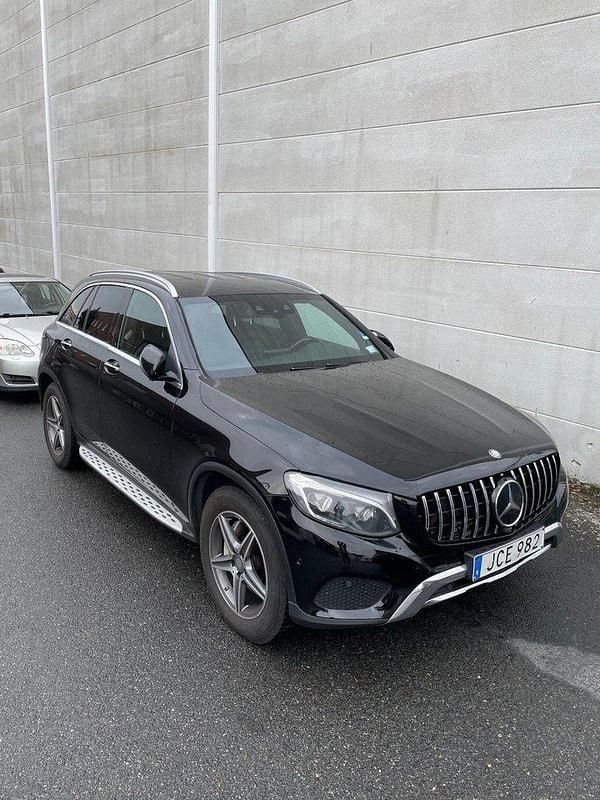 Svart Begagnad 2017 Mercedes GLC250 SUV | 239 000 kr (Marknadspris) - Bild 1/4