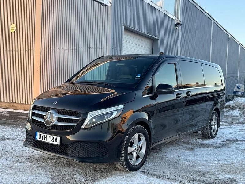 Svartmetalic Begagnad 2022 Mercedes V250 Avantgarde Minibuss | 339 000 kr (Marknadspris) - Bild 1/4