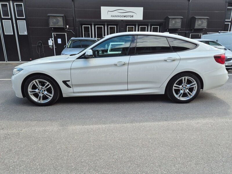 Vit Begagnad 2019 BMW 320 Gran Turismo M Sport Halvkombi | 209 900 kr (Marknadspris) - Bild 1/4