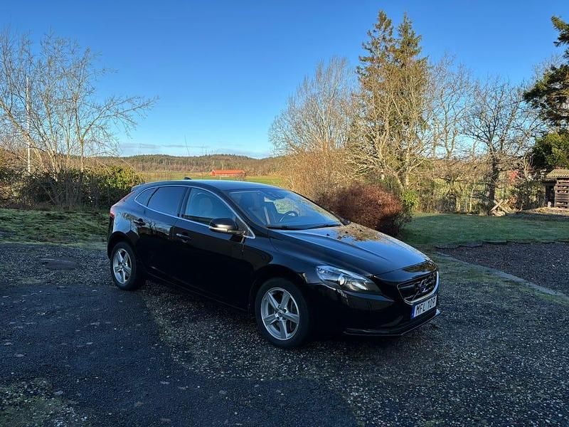 Begagnad 2016 Volvo V40 Halvkombi | 160 000 kr (Marknadspris) - Bild 1/4