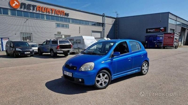 Blå Begagnad 2004 Toyota Yaris Halvkombi | 16 000 kr (Marknadspris) - Bild 1/4