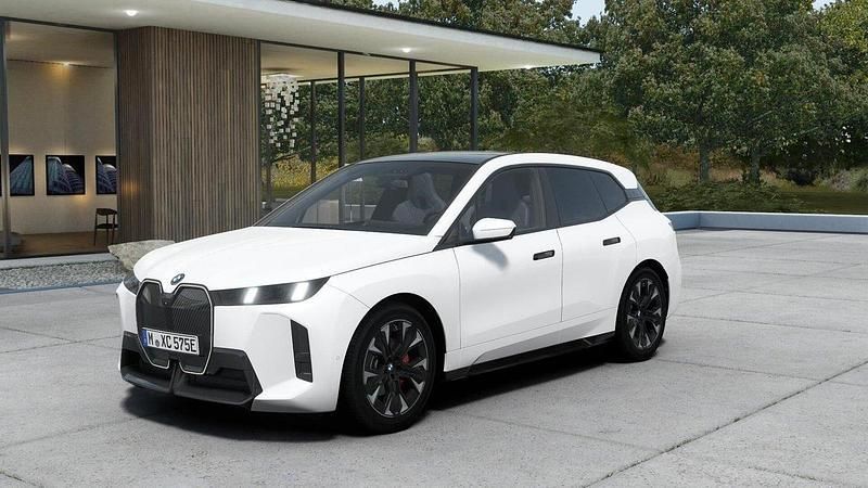 Vit Begagnad 2025 BMW iX Efficient Dynamics SUV | 1 039 500 kr - Bild 1/4