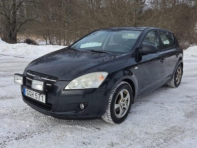 Begagnad Kia Ceed 90 HK (66 kW) 2008 Svart Halvkombi