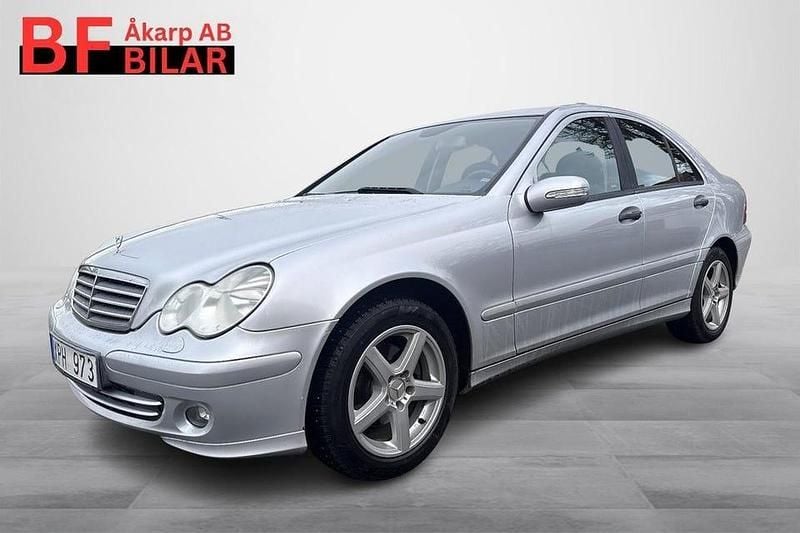 Silver Begagnad 2005 Mercedes C180 Classic Sedan | 64 500 kr (Dyr) - Bild 1/4