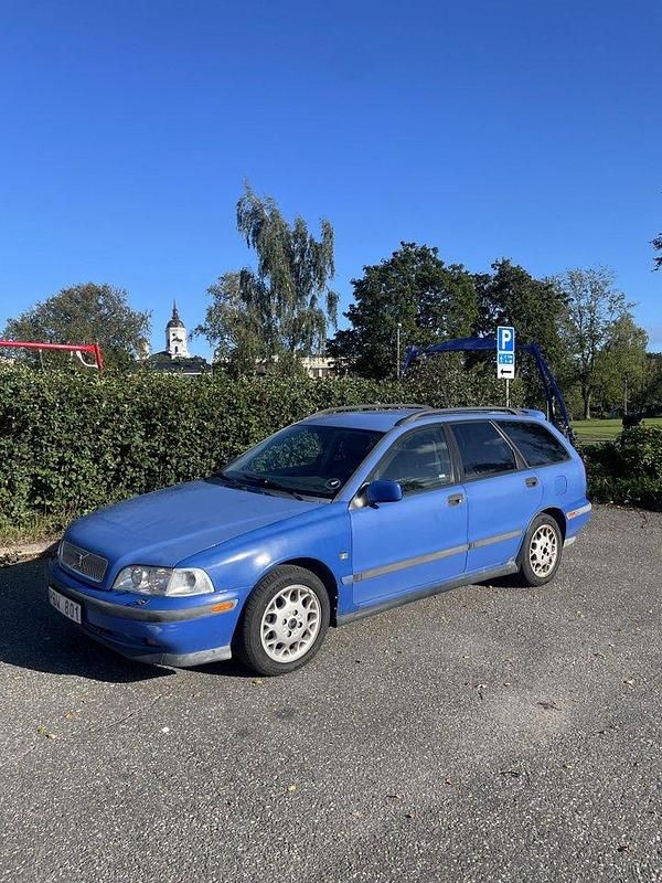 Blå Begagnad 2000 Volvo V40 Kombi | 14 000 kr - Bild 1/4