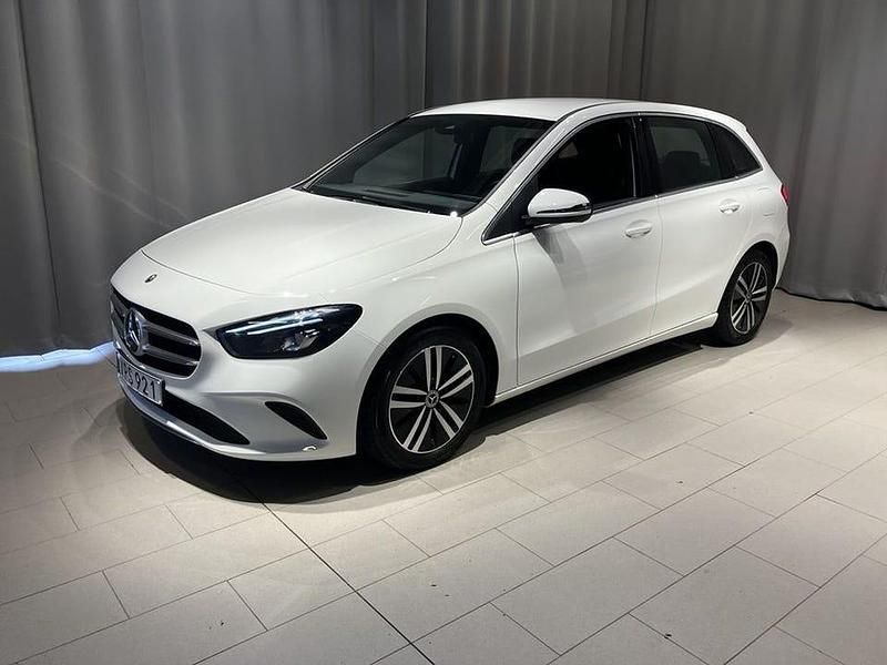 Vit Begagnad 2022 Mercedes 200 Halvkombi | 233 900 kr - Bild 1/4