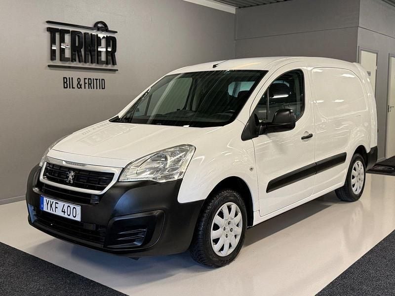 Vit Begagnad 2017 Peugeot Partner Minibuss | 105 000 kr (Marknadspris) - Bild 1/4
