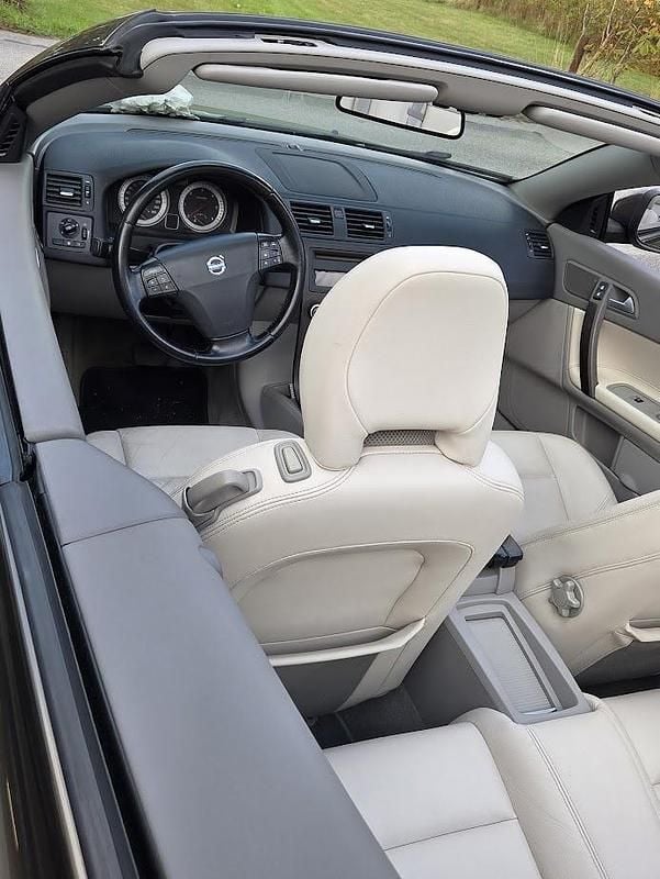 Brun Begagnad 2012 Volvo C70 Summum Cab | 119 000 kr (Superpris) - Bild 1/4