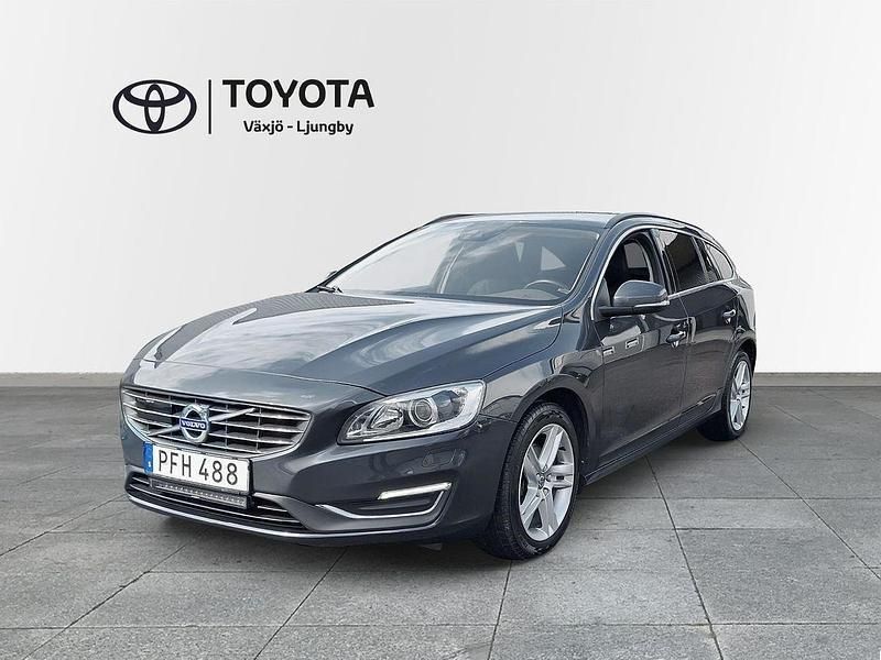 Grå Begagnad 2017 Volvo V60 Momentum Kombi | 149 000 kr (Marknadspris) - Bild 1/4