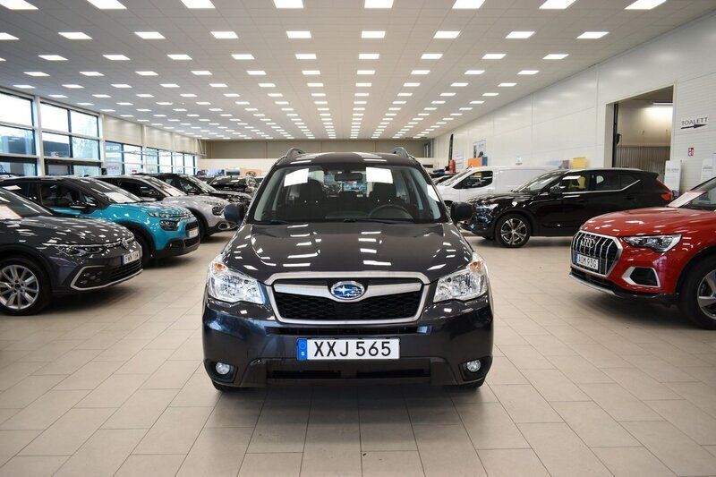 Mörkgrå (gråmetallic) Begagnad 2015 Subaru Forester SUV | 169 900 kr (Lite dyr) - Bild 1/4