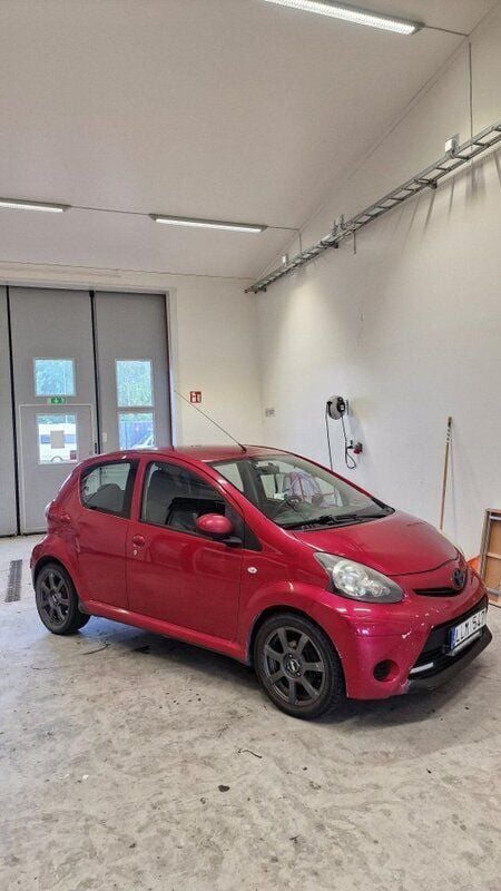 Röd Begagnad 2007 Toyota Aygo Halvkombi | 15 000 kr (Bra pris) - Bild 1/3