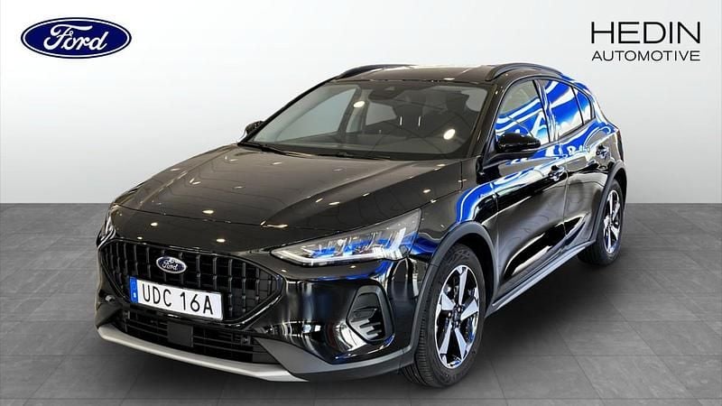 Svart (black) Begagnad 2024 Ford Focus Active Halvkombi | 219 900 kr (Bra pris) - Bild 1/4
