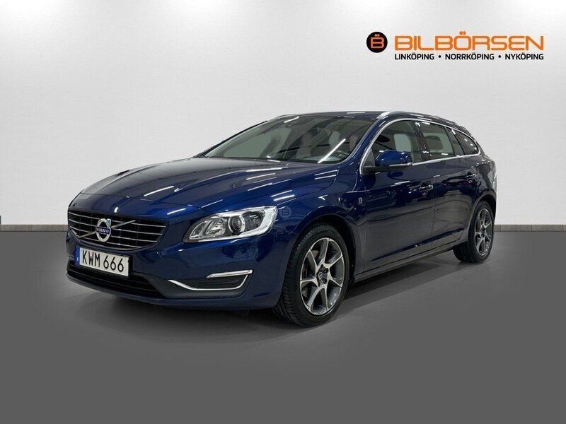 Blå Begagnad 2015 Volvo V60 Momentum Kombi | 169 900 kr (Marknadspris) - Bild 1/4