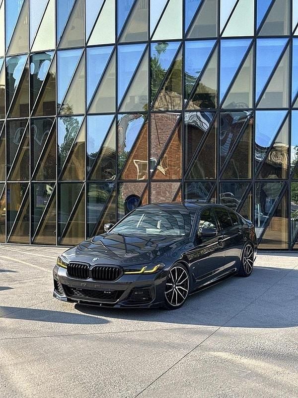 Grå Begagnad 2021 BMW 520 M Sport Sedan | 390 000 kr (Marknadspris) - Bild 1/4