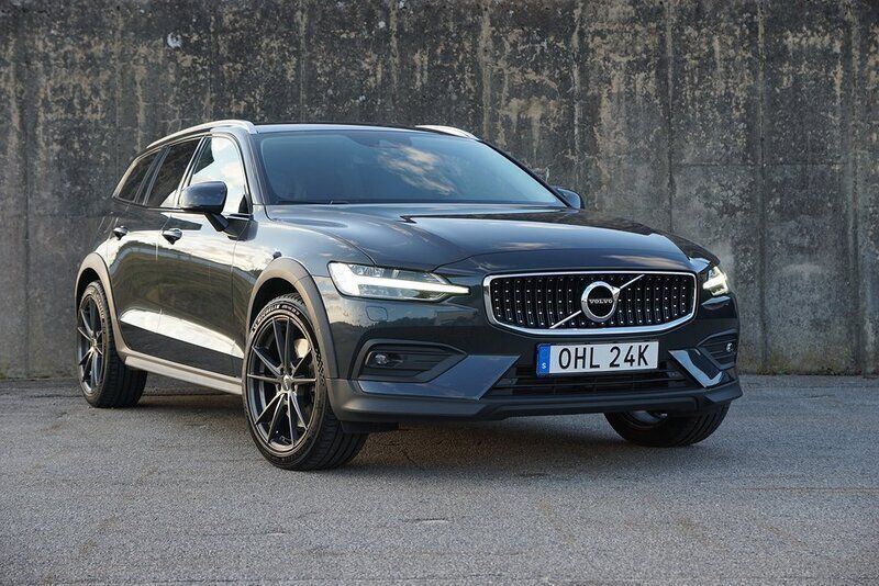 Grå Begagnad 2019 Volvo V60 CC Momentum Kombi | 289 000 kr (Marknadspris) - Bild 1/4