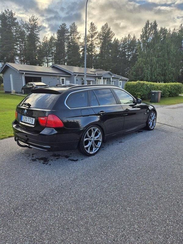 Svart Begagnad 2011 BMW 325 Kombi | 75 000 kr (Bra pris) - Bild 1/4