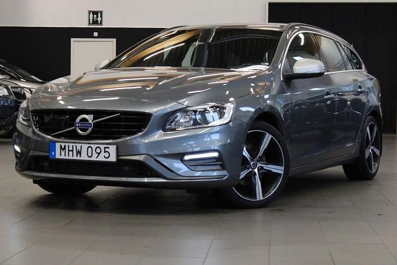 Grå Begagnad 2018 Volvo V60 R-Design Kombi | 214 900 kr (Marknadspris) - Bild 1/4