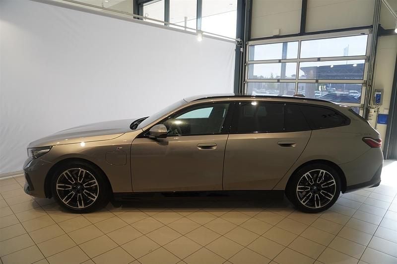 Begagnad BMW 530e Efficient Dynamics 190 HK (139 kW) 2025 Grå Kombi
