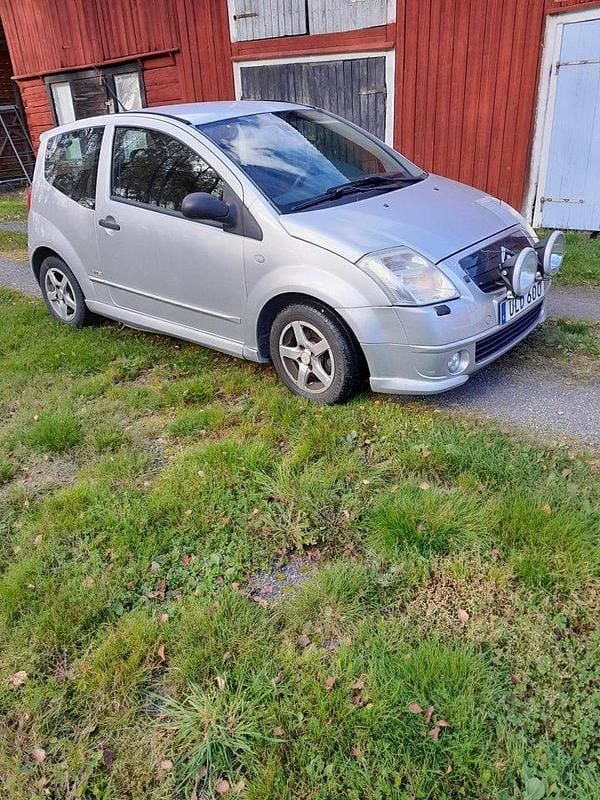 Silver Begagnad 2004 Citroën C2 VTR Sport Halvkombi | 8 000 kr (Superpris) - Bild 1/4