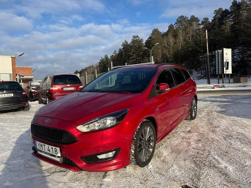 Röd Begagnad 2017 Ford Focus ST-Line Kombi | 109 900 kr (Marknadspris) - Bild 1/4