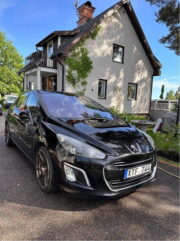 Svart Begagnad 2011 Peugeot 308 GTi Halvkombi | 60 000 kr (Marknadspris) - Bild 1/4