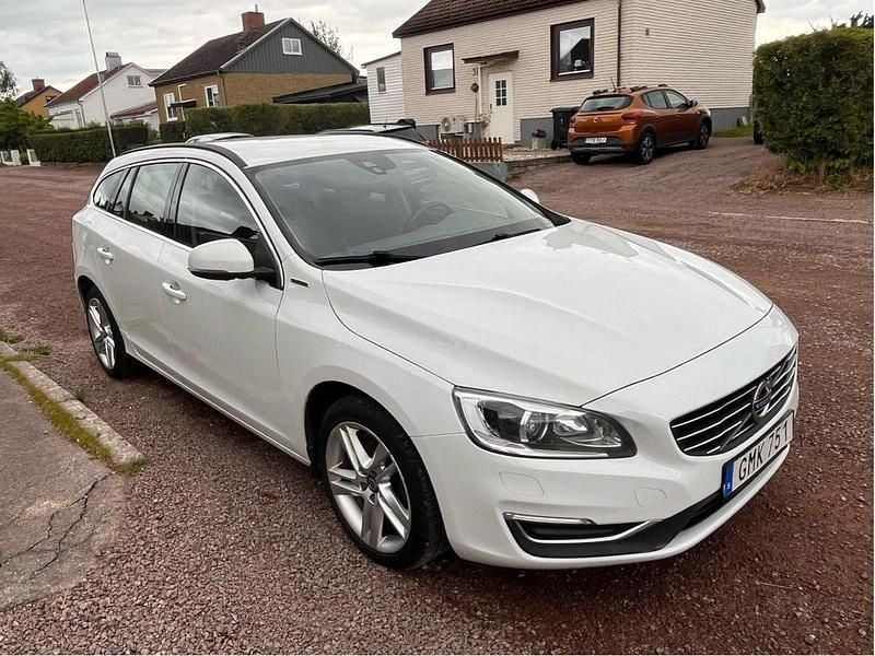 Vit Begagnad 2017 Volvo V60 Momentum Kombi | 119 000 kr (Bra pris) - Bild 1/4