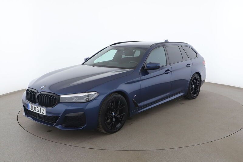 Blå Begagnad 2020 BMW 520 M Sport Kombi | 412 000 kr (Dyr) - Bild 1/4